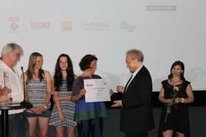 Heidi Unterhofer übergibt Filmpreis stellvertretend an Konsul Lerch (Senegal) (© Südwind Tirol) 