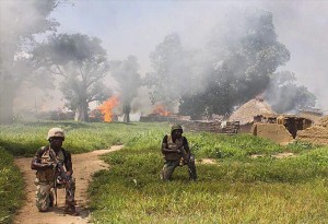 Nigerias Armee, von Amnesty International immer wieder grober Verfehlungen bezichtigt, während eines Einsatzes gegen die Terrororganisation Boko Haram
